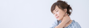 むち打ちの女性